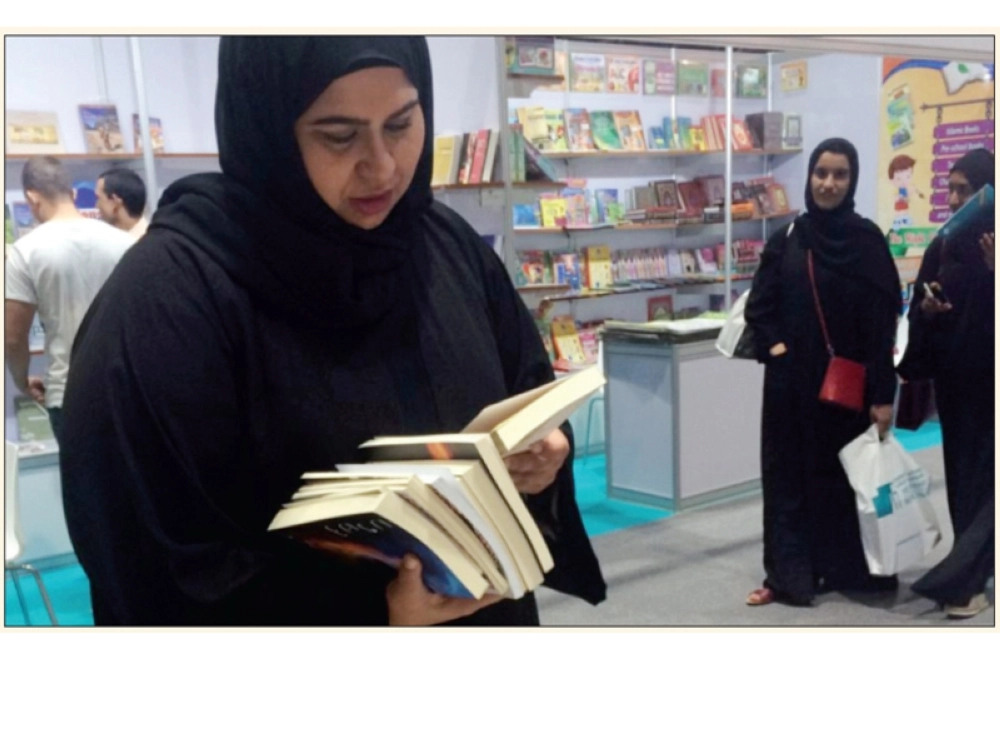 زائرة داخل المعرض                             (مكة) 