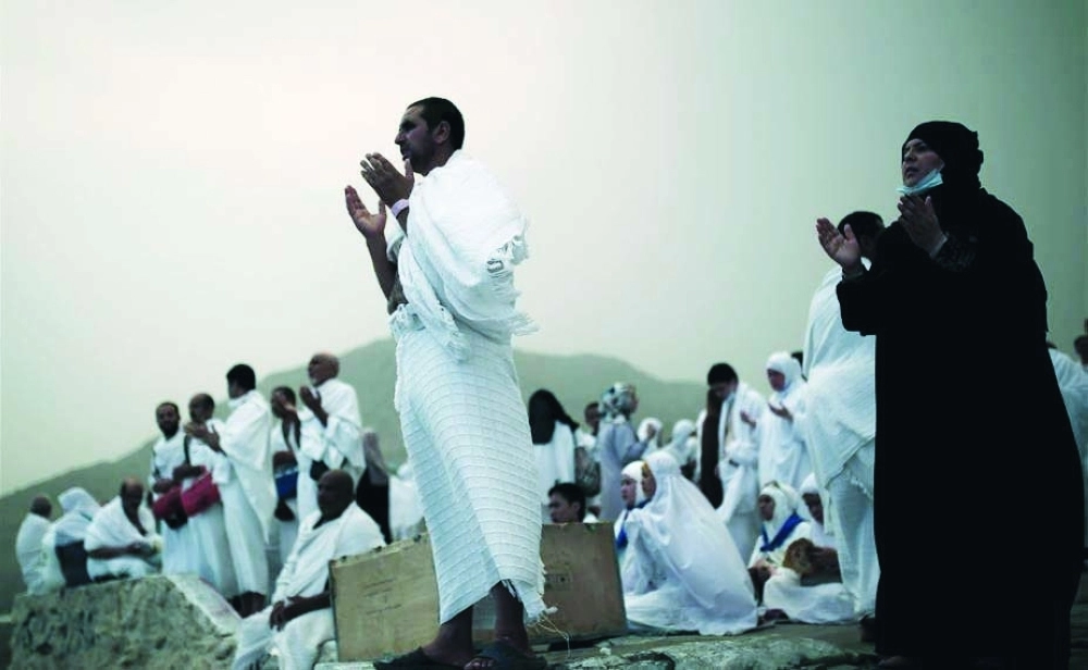 حجاج يناجون ربهم من صعيد عرفة (رويترز) 