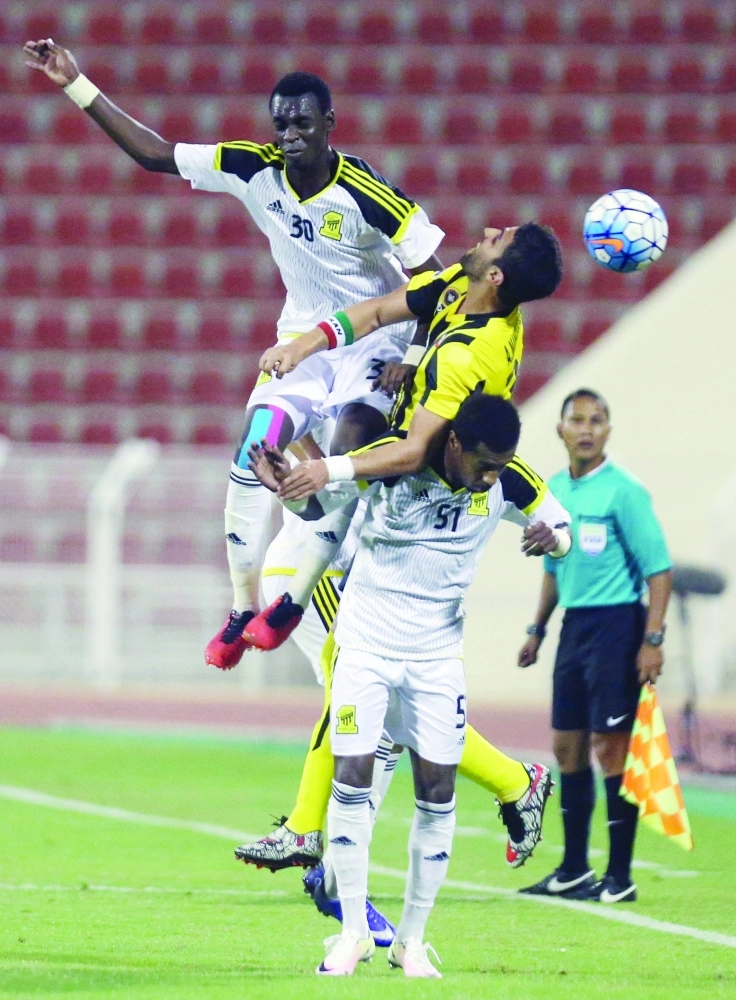 ماجد الخيبري وزياد الصحفي يقطعان الكرة من ميلاد سارلك                           (أ ف ب)