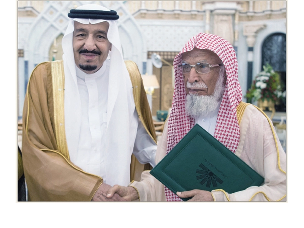  خادم الحرمين مكرما محمد العبودي أحد الفائزين بجائزة الملك عبدالعزيز للكتاب أمس (واس) 