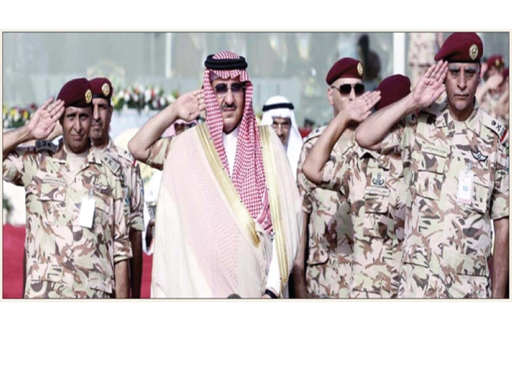 ولي العهد متوسطا قادة قوات الأمن الخاصة في استعراض أمس (عبدالله فلاح، زياد الرزيزاء)