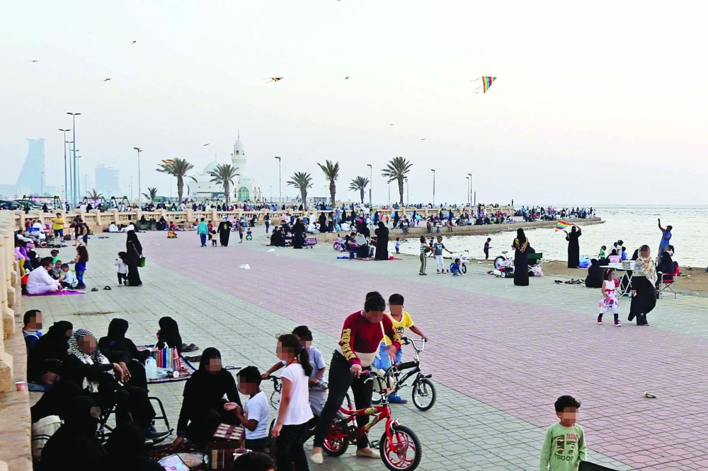 عائلات تتنزه على كورنيش جدة             (ثامر الفرج)
