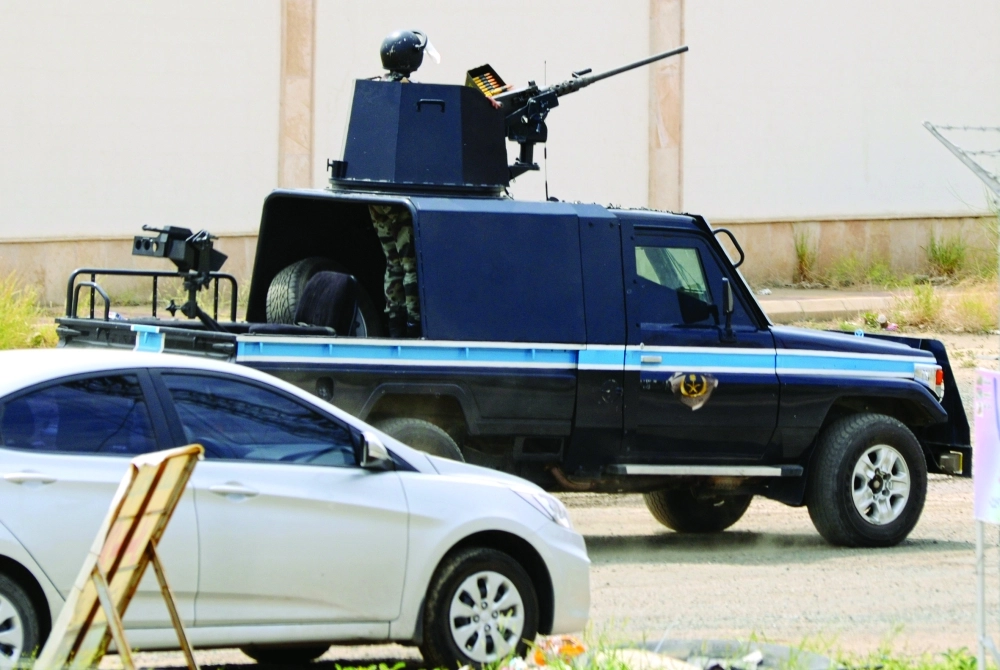 تأهب آلية لقوات الأمن عند أحد المداخل (ياسر بخش)