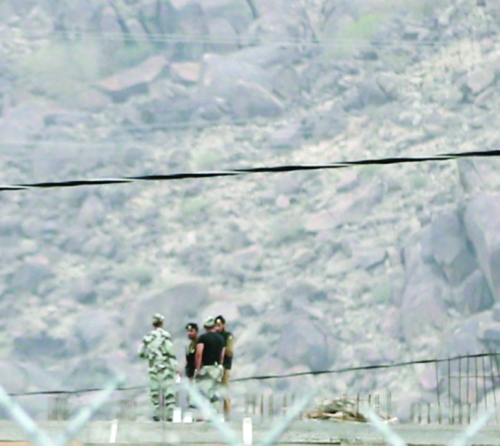 رجال الأمن أثناء تأمين الموقع من فوق المباني