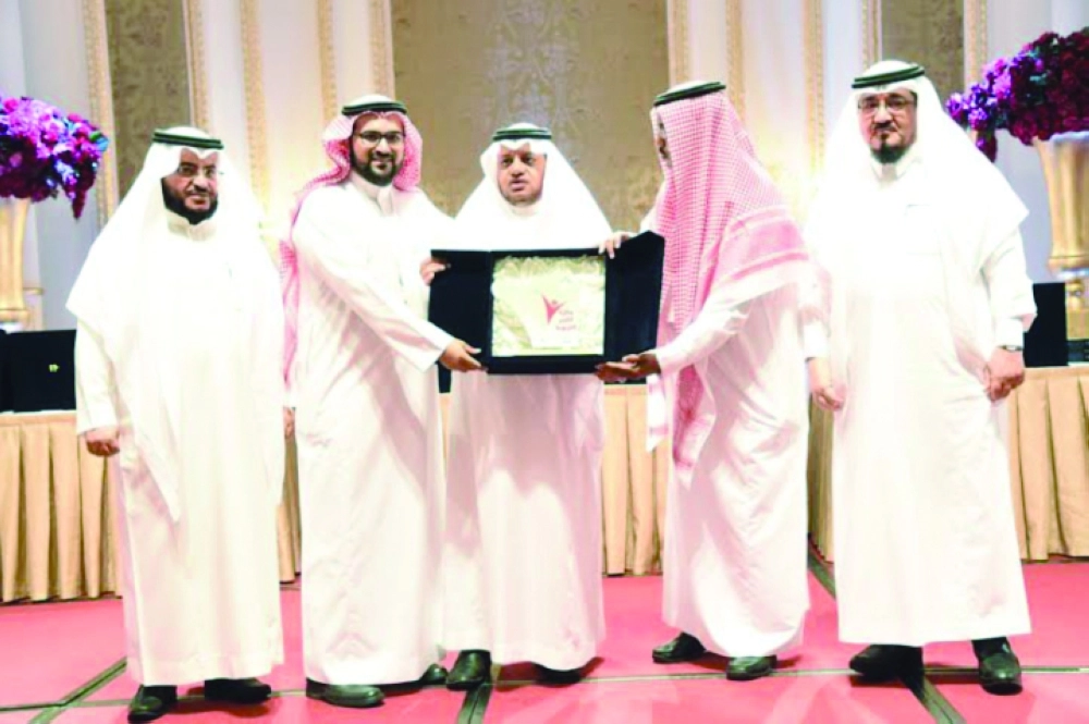 جانب من تكريم أحد رعاة الحفل 