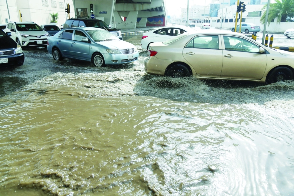 تجمعات لمياه الأمطار في حي الزاهر