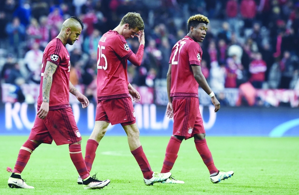 الحسرة تبدو على لاعبي البايرن بعد الخروج من الشامبيونزليج                  (أ ف ب)