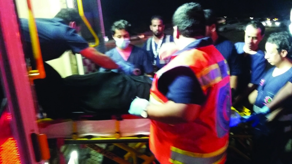 منسوبو الهلال الأحمر خلال مباشرتهم حادث تصادم في وقت سابق                            (مكة) 