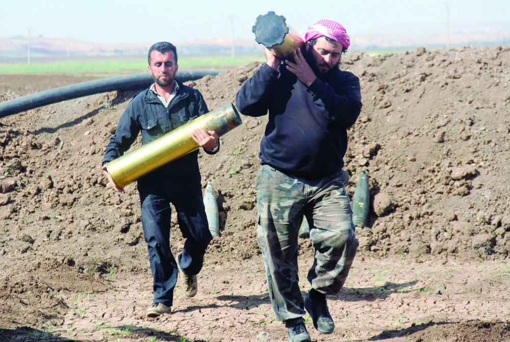 مقاتلان من المعارضة عند جبهة أم الكراميل                          (أ ف ب)