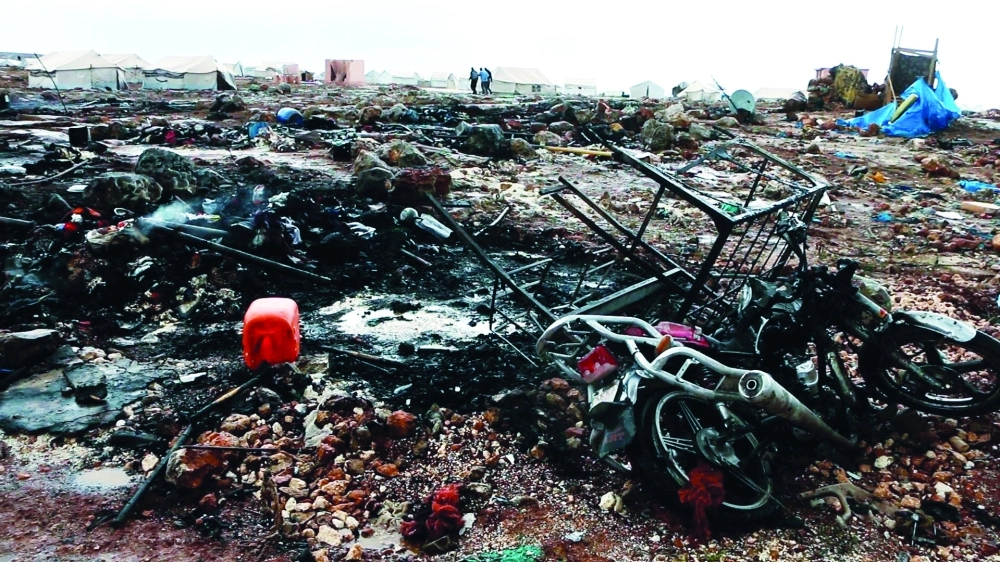 آثار للدمار في مخيم للنازحين قرب إدلب                       (أ ف ب)