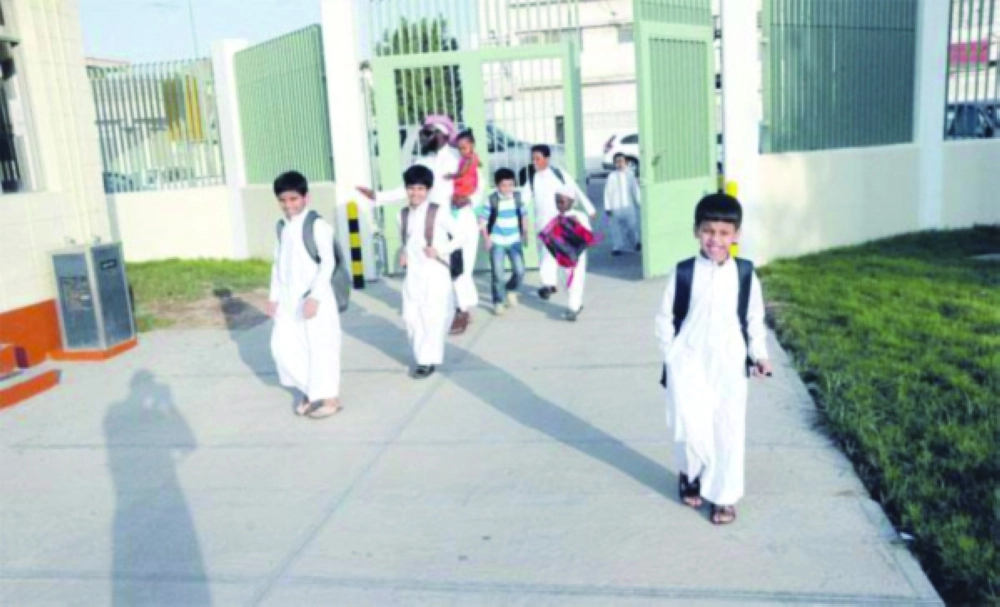 طلاب أثناء دخولهم إلى المدرسة                              (مكة) 