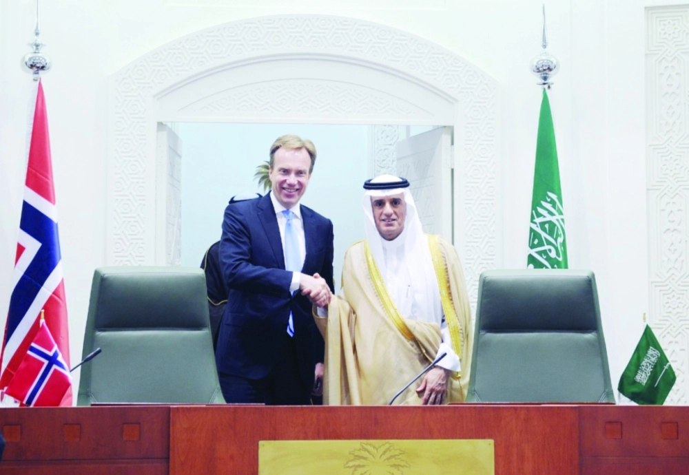 عادل الجبير ويورج برينده خلال المؤتمر الصحفي الذي عقد أخيرا       (مكة) 