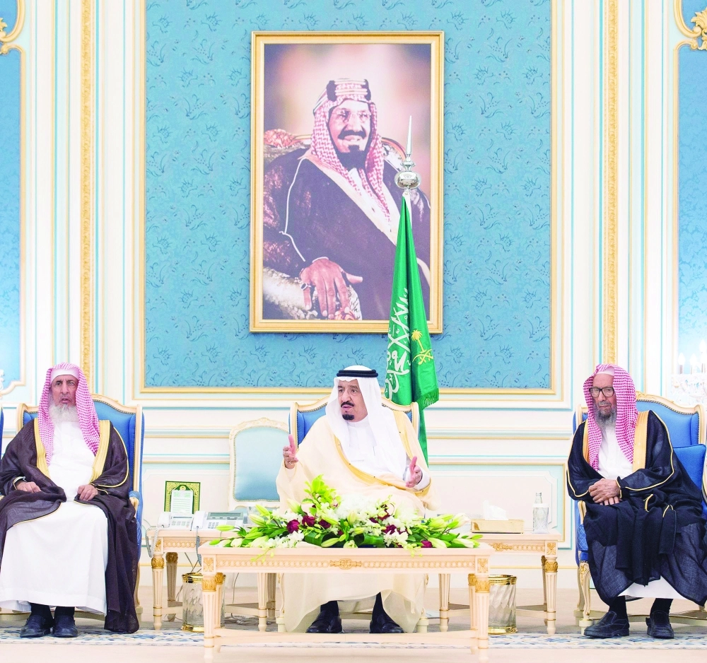 الملك سلمان خلال الاستقبال