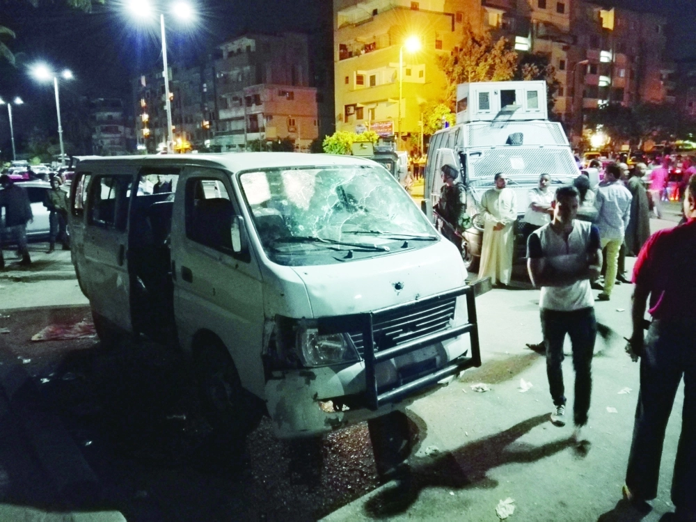 سيارة الشرطة التي تعرضت للهجوم في حلوان              (إ ب أ)