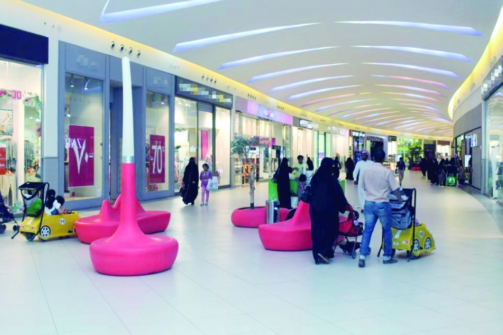 متسوقون في أحد المولات بجدة                                            (مكة)