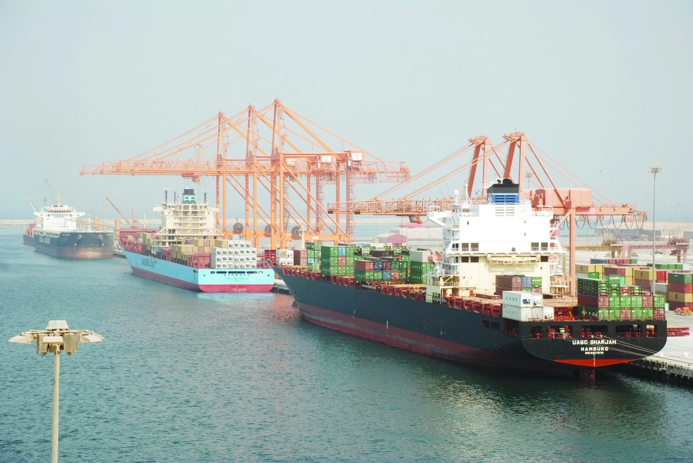 أعمال شحن سفن بميناء جدة                                                (مكة)