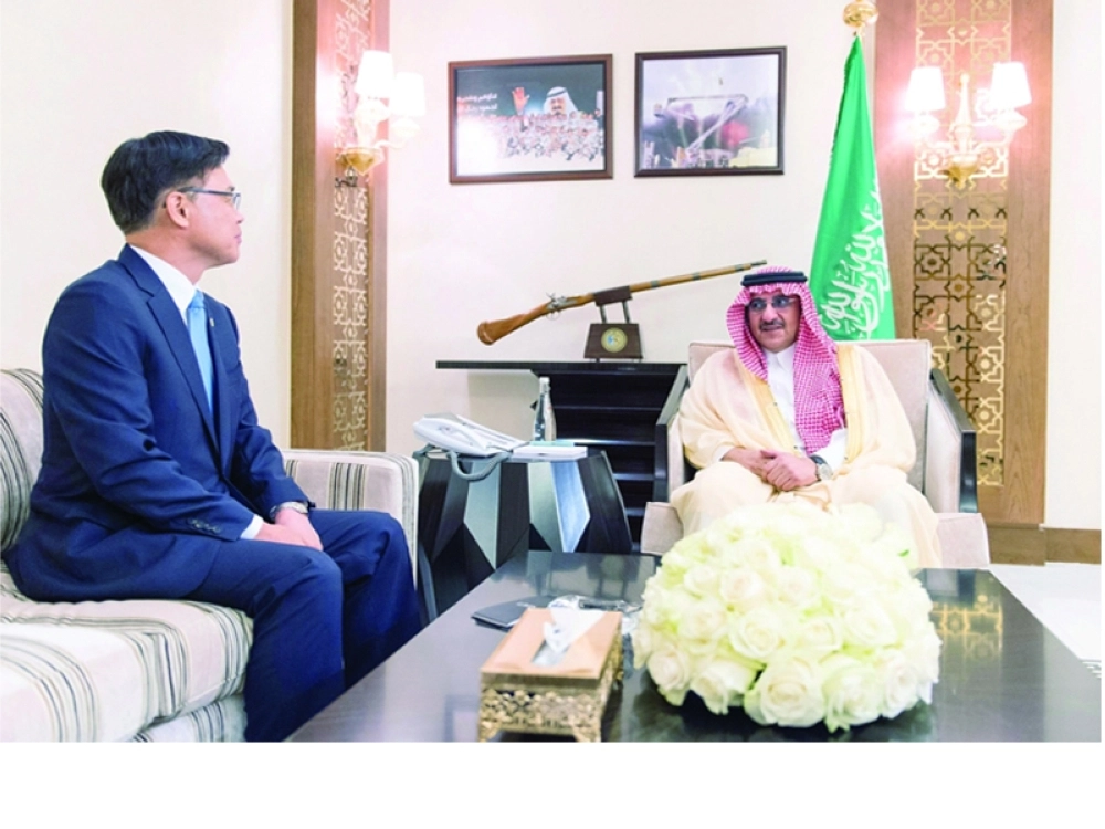 
    الأمير محمد بن نايف مستقبلا سفير كوريا الجنوبية في الرياض أمس (واس)