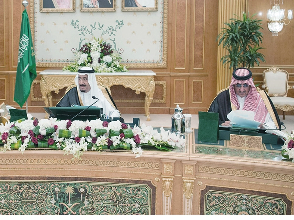 الملك سلمان خلال ترؤسه الجلسة أمس ويبدو ولي العهد إلى جانبه                           (واس)