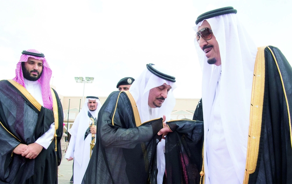    أمير الرياض وولي ولي العهد خلال وداعهما الملك سلمان لدى مغادرته الرياض أمس                           (بندر الجلعود)