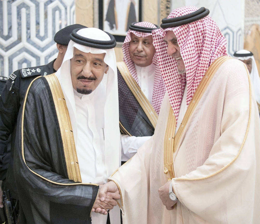 الملك سلمان لدى وصوله جدة أمس 