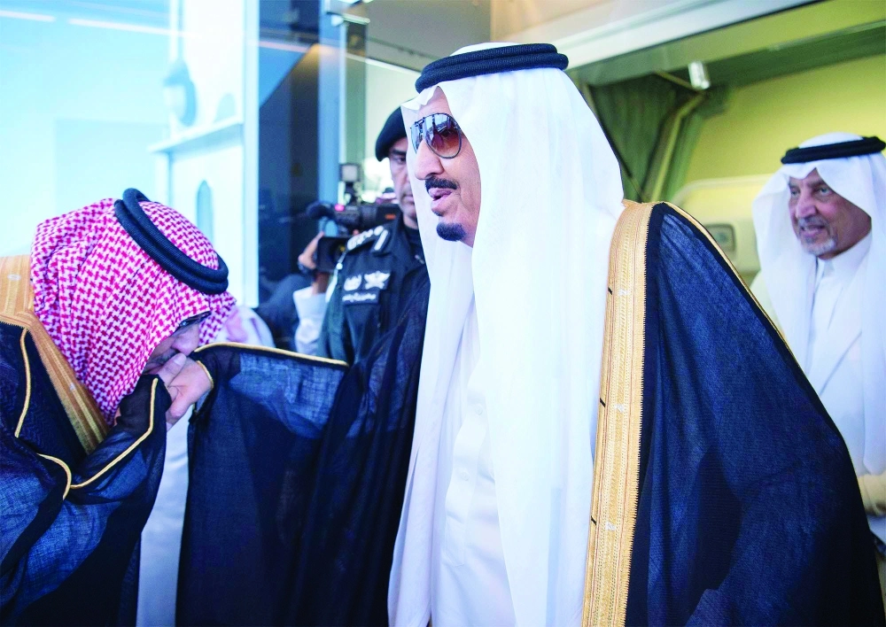 خادم الحرمين لدى وصوله إلى جدة أمس وفي مقدمة مستقبليه أمير مكة وولي العهد