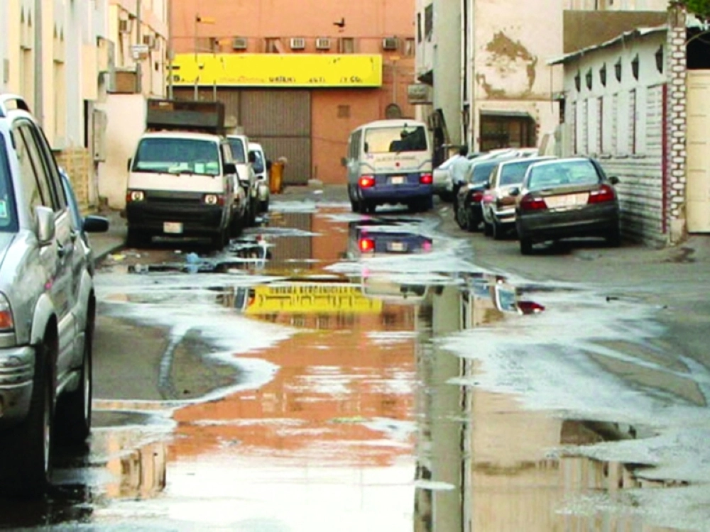 طفح المياه داخل الأحياء أحد أسباب تكاثر البعوض 