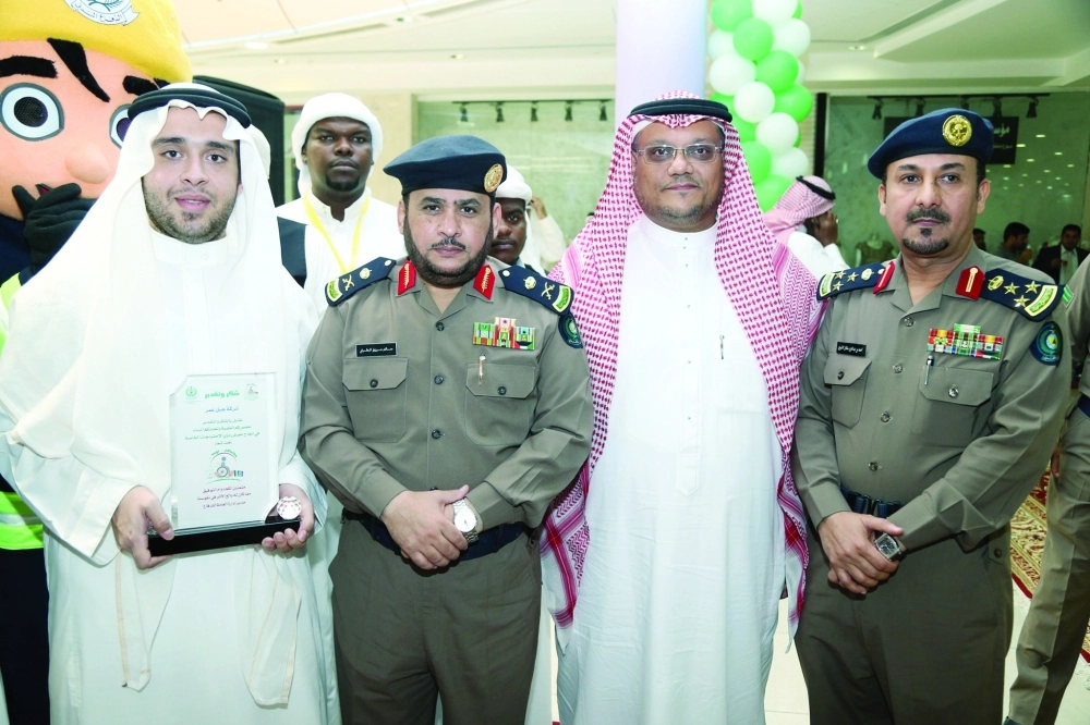 المطرفي يكرم شركة جبل عمر في معرض ذوي الاحتياجات الخاصة                (أحمد جابر) 