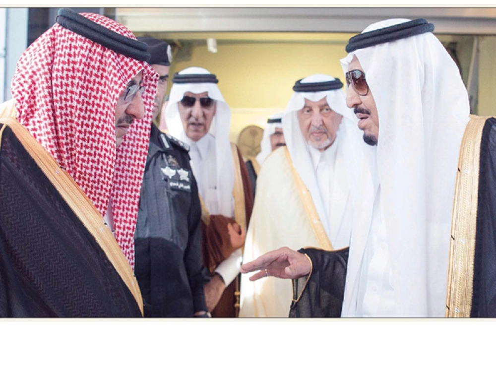 
    خادم الحرمين لدى وصوله إلى جدة وفي استقباله أمير منطقة مكة المكرمة وولي العهد (بندر الجلعود)