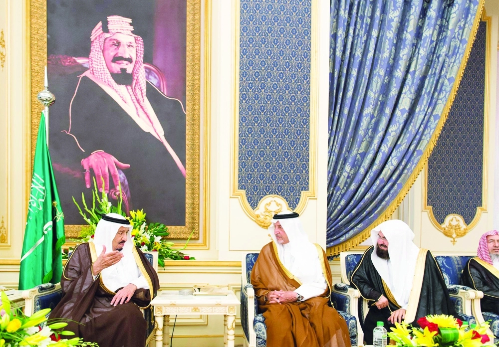 الملك سلمان في حديث مع الفيصل والسديس