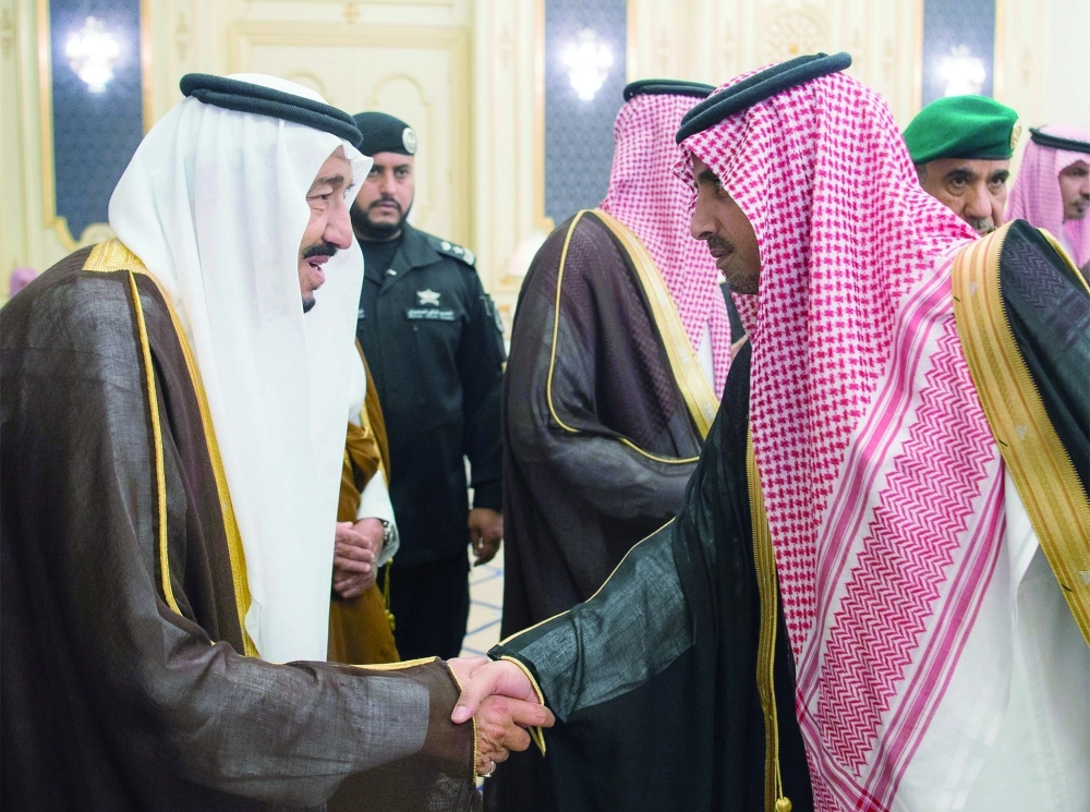 الملك سلمان خلال استقبال المواطنين (واس)