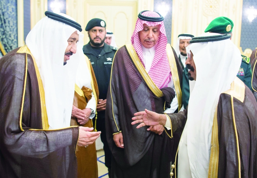 الملك سلمان خلال استقبال المواطنين (واس)