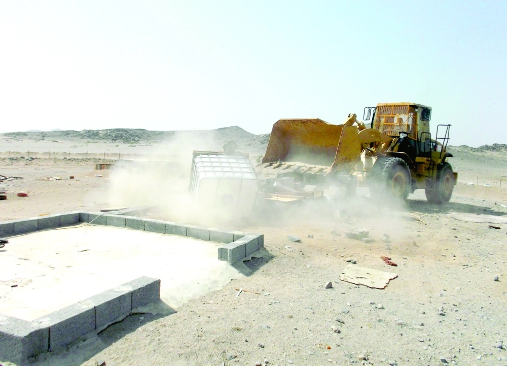 من أعمال إزالة التعديات بجدة                                                          (مكة)