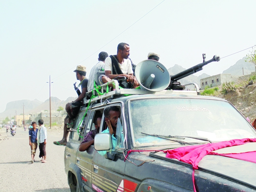 عناصر من المقاومة الشعبية في طريقهم إلى جبهة كرش في محافظة لحج        (أديب محمد)