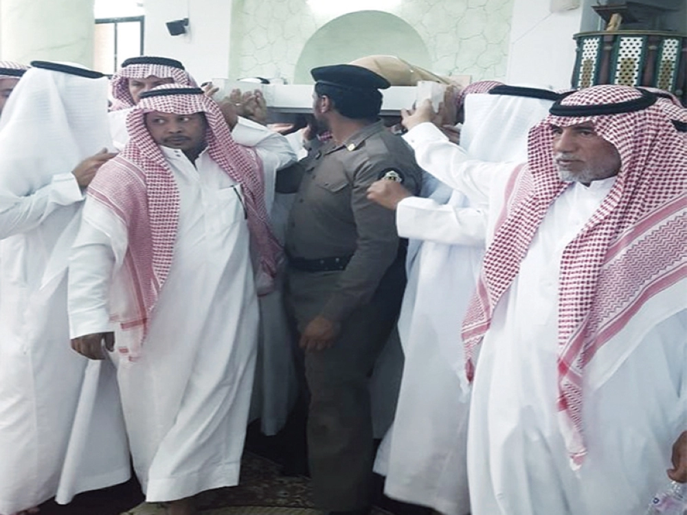 جثمان الشهيد محمولا على الأكتاف أمس