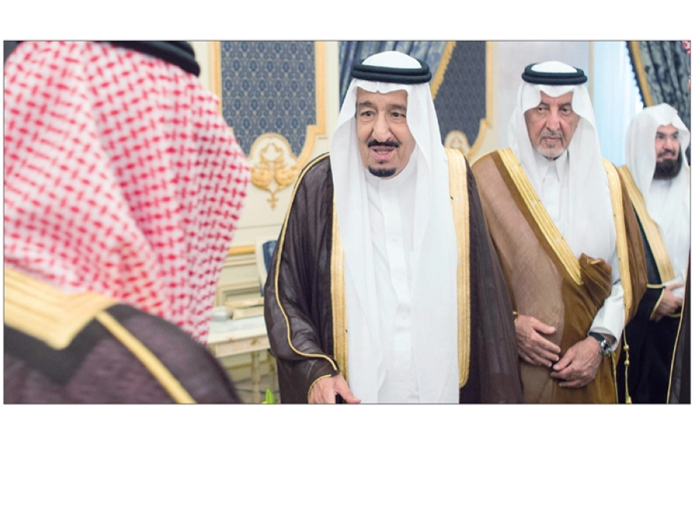 
خادم الحرمين خلال استقباله الأمراء والعلماء ومواطنين في جدة أمس ويبدو أمير مكة المكرمة (بندر الجلعود)