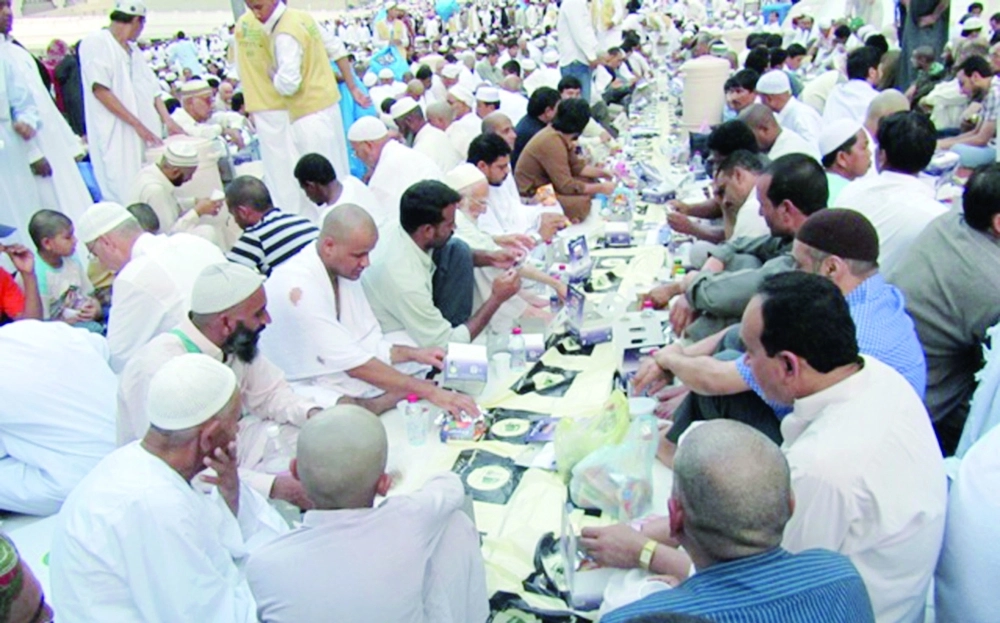 إحدى سفر إفطار الصائمين في الحرم                            (مكة)