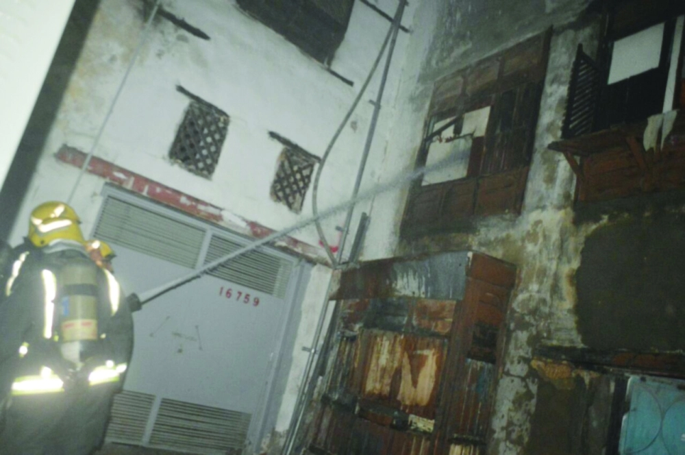 فرق الدفاع المدني أثناء إخماد حريق أمس الأول                (مكة)