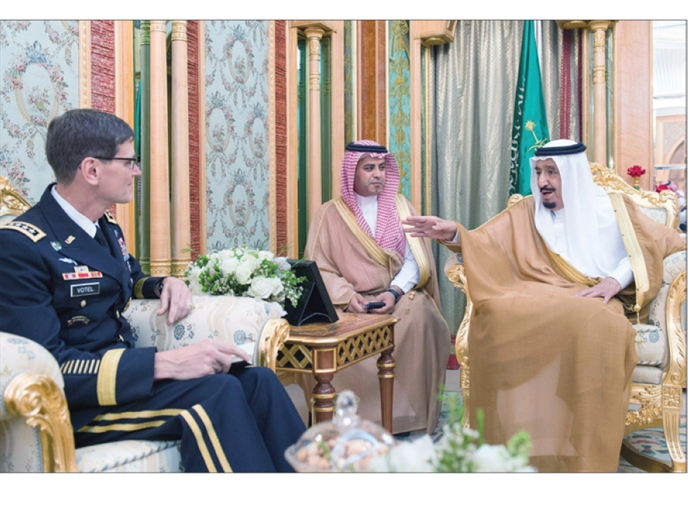 خادم الحرمين مستقبلا قائد القيادة المركزية الأمريكية في جدة أمس (واس)