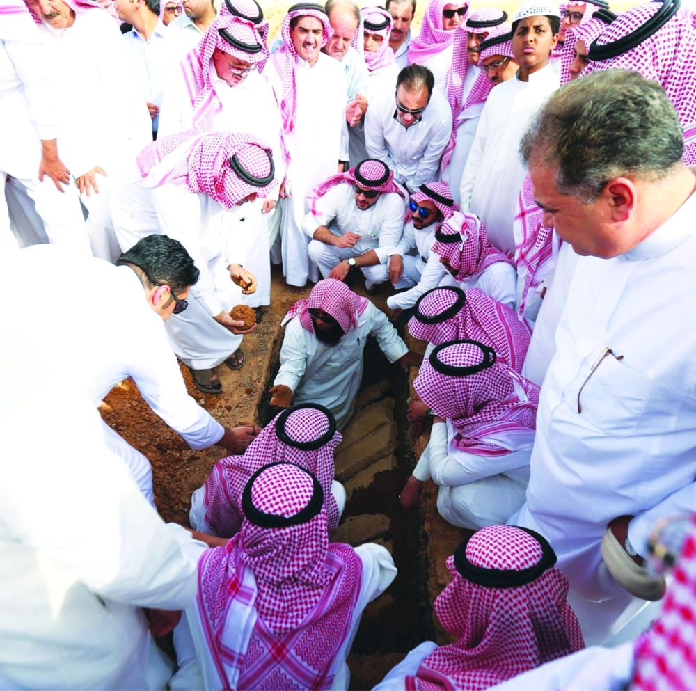 جثمان الشبل لحظة مواراته الثرى في الرياض أمس              (محمد مشهور)