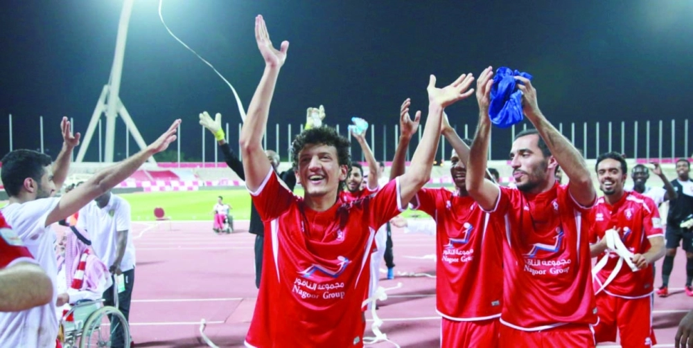 لاعبو الوحدة يحتفلون مع الجماهير بعد الفوز على التعاون (ياسر بخش)