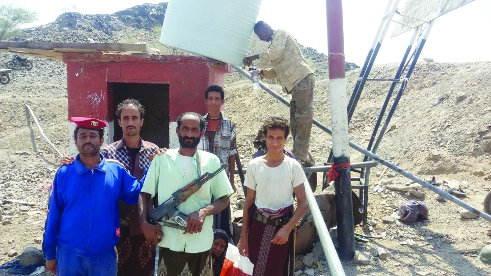 عناصر من القوات الشرعية في معسكر لبوزة القريب من كرش                                                                                 (أديب محمد)