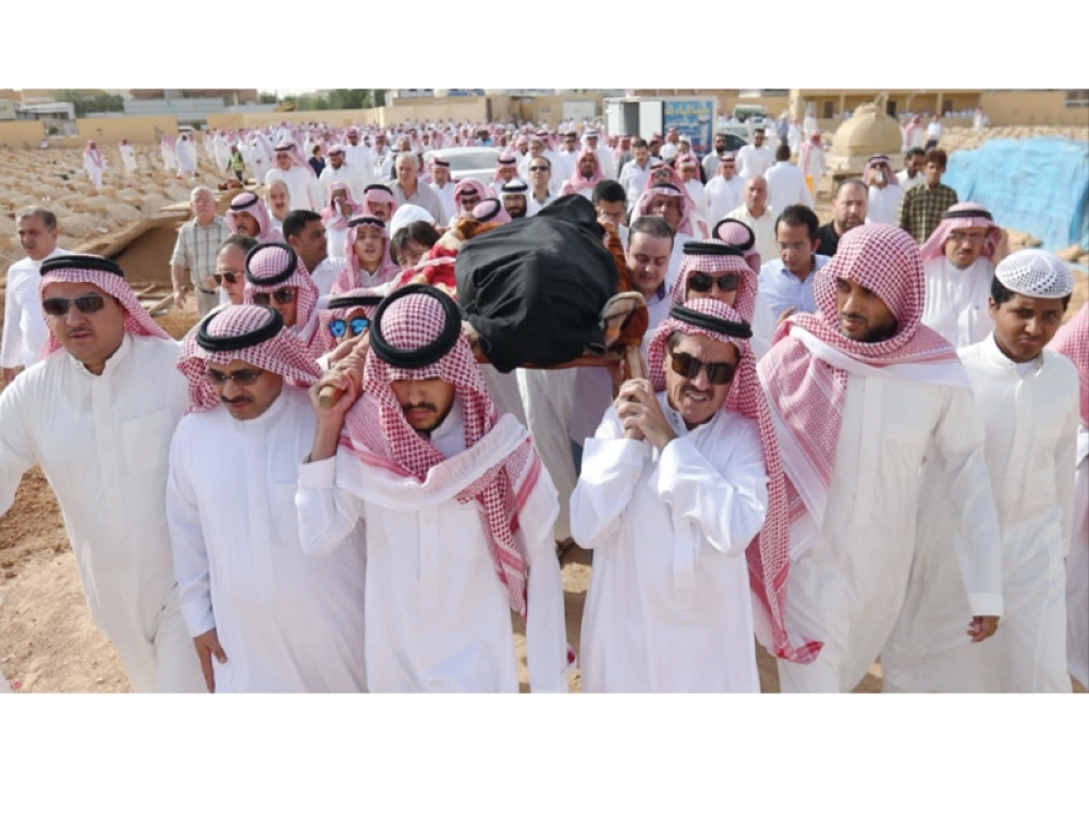 	    جثمان الشبل محمولا على الأكتاف في الرياض أمس (محمد مشهور)
