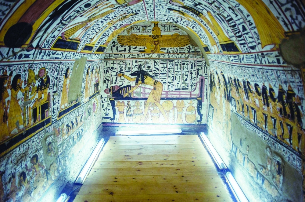 من داخل المقابر الأثرية                                        (مكة) 