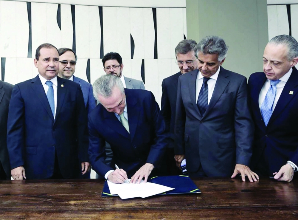  الرئيس البرازيلي الموقت في القصر الرئاسي عقب إقالة ديلما روسيف                                           (أ ف ب)