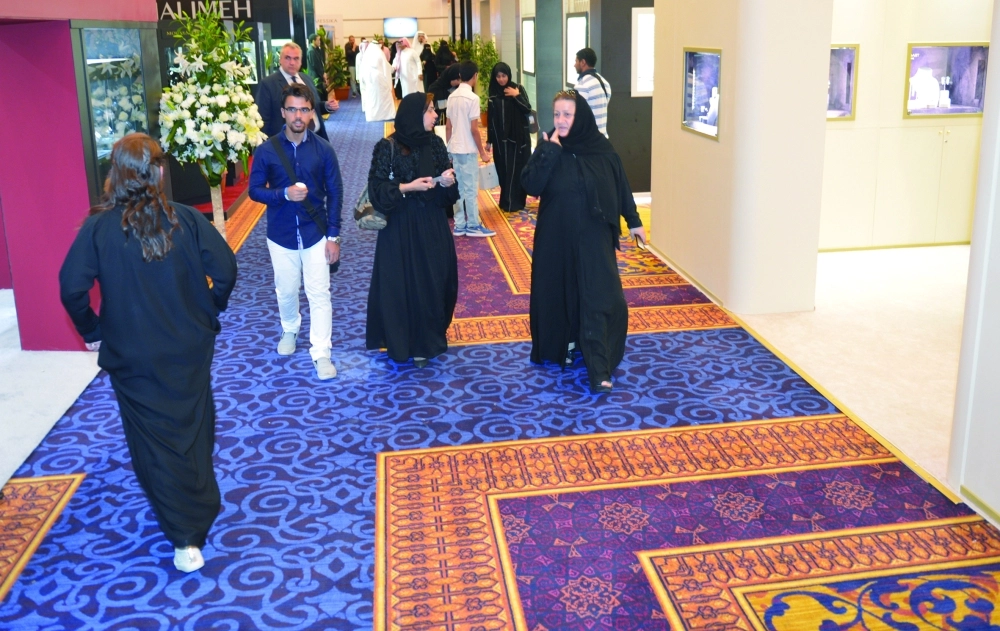 زوار في معرض سابق للمجوهرات بجدة                  (مكة)