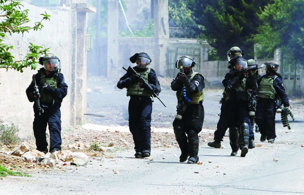 قوات الاحتلال خلال اشتباك مع ناشطين قرب نابلس              (أ ف ب)