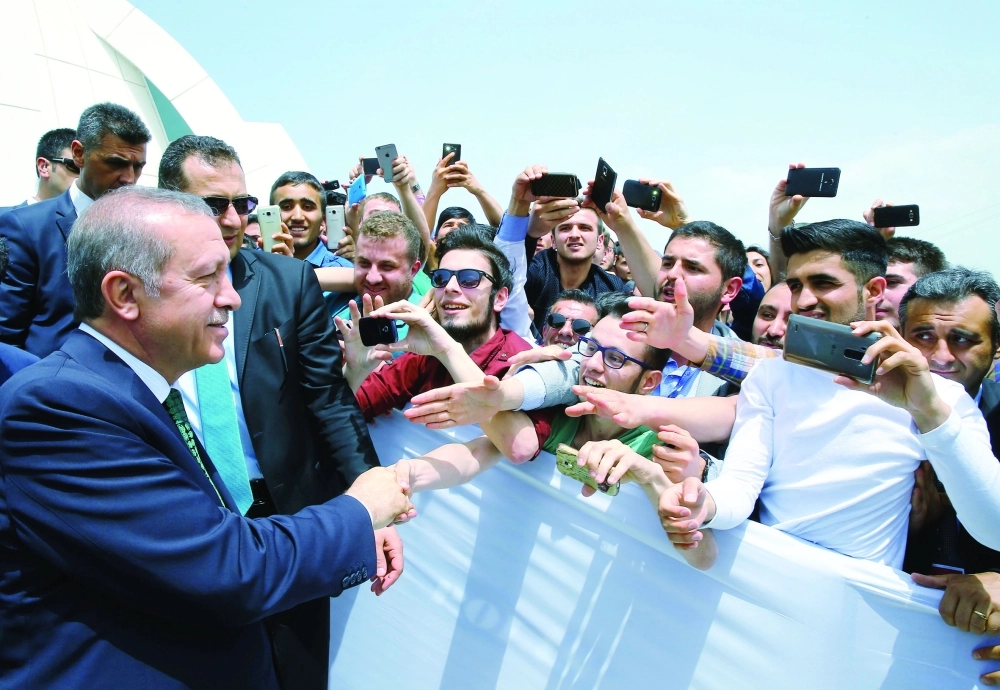 إردوغان مصافحا بعض الطلاب في جامعة كوجالي                                      (رويترز)