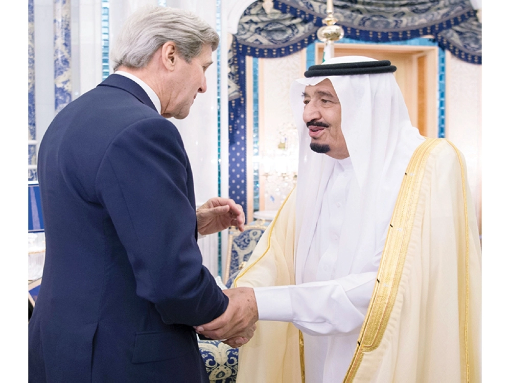 الملك سلمان مستقبلا جون كيري في قصر السلام بجدة أمس                         (واس)
