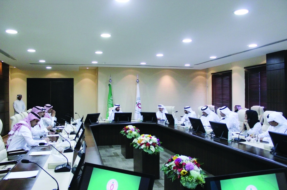 توفيق الربيعة لدى زيارته المجلس الصحي                                    (مكة)