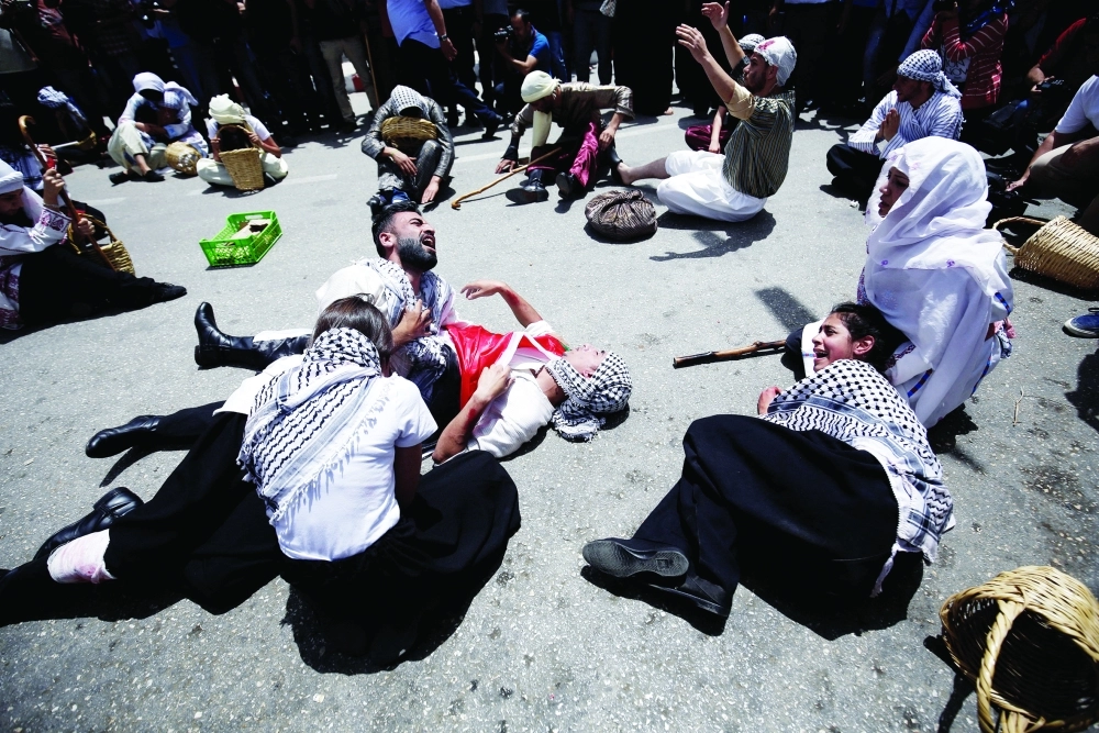 فلسطينيون يمثلون مشهدا من النكبة في رام الله                                                                                                         (رويترز)